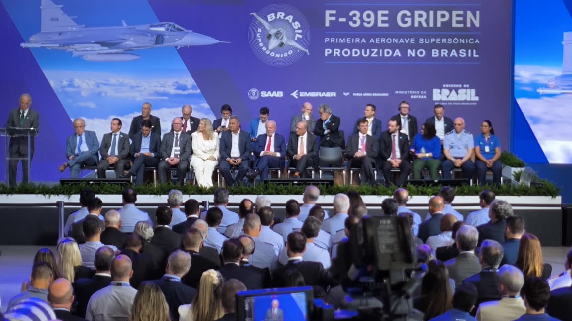 Foto 7 de 15 — Lula chega com comitiva à Embraer e apresenta caça Gripen em agenda na região; VEJA FOTOS